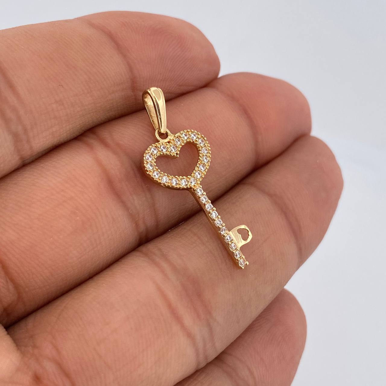 Heart Key Pendant 1.3gr / 1.2in / 18K Gold &
