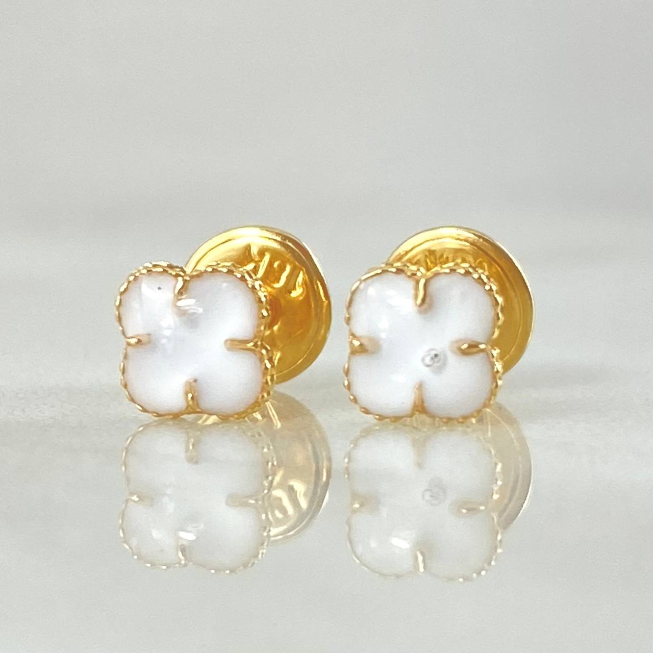 Stud Earrings Clover 0.75gr / 6mm Dotted Edge White Resin 18K Yellow Gold ©