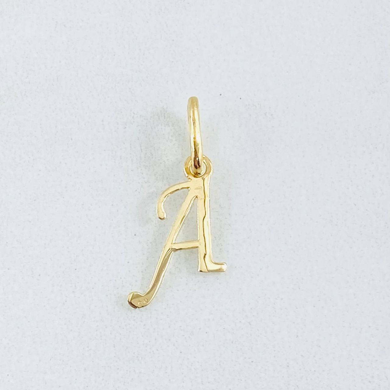 Dije Letra A Cursiva 0.35gr / 3/4 in / Oro Amarillo 18K ©