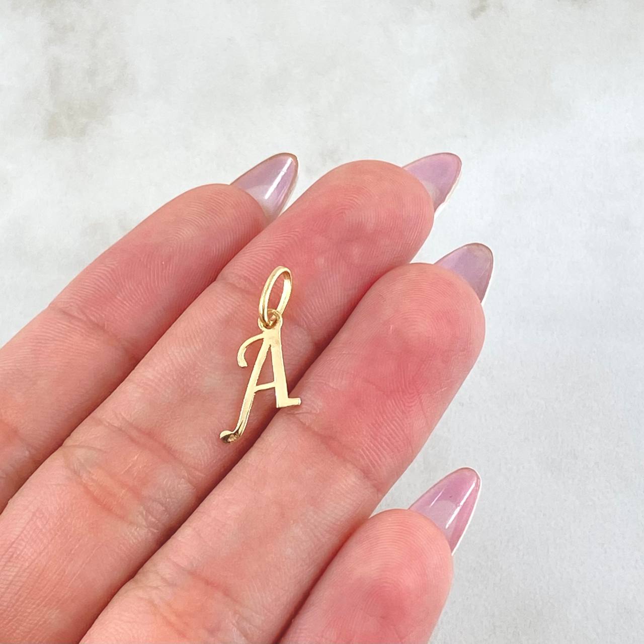 Dije Letra A Cursiva 0.35gr / 3/4 in / Oro Amarillo 18K ©