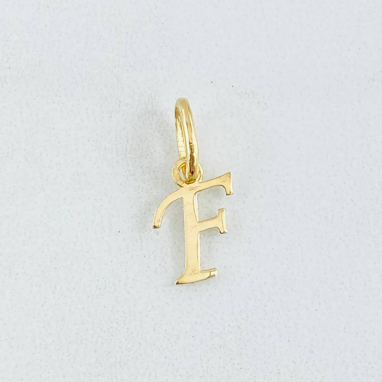 Pendant Letter F Cursive 0.35gr / 0.5in / 18K Gold ©