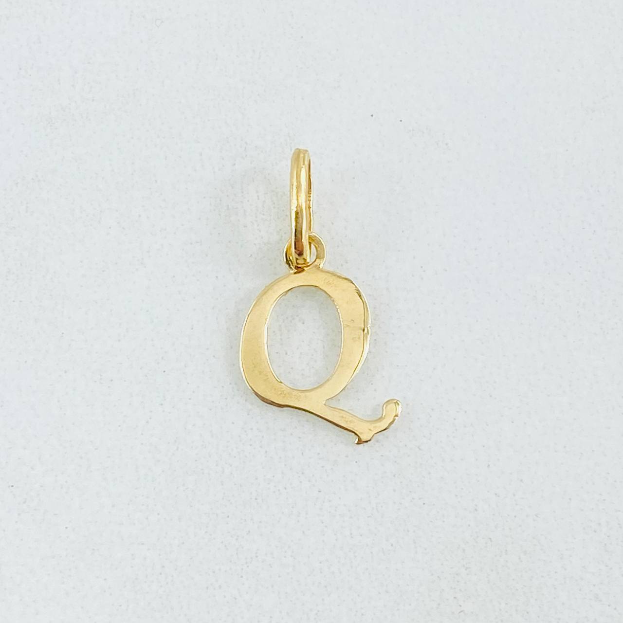 Pendant Letter Q Cursive 0.45gr / 0.8in / 18K Gold ©
