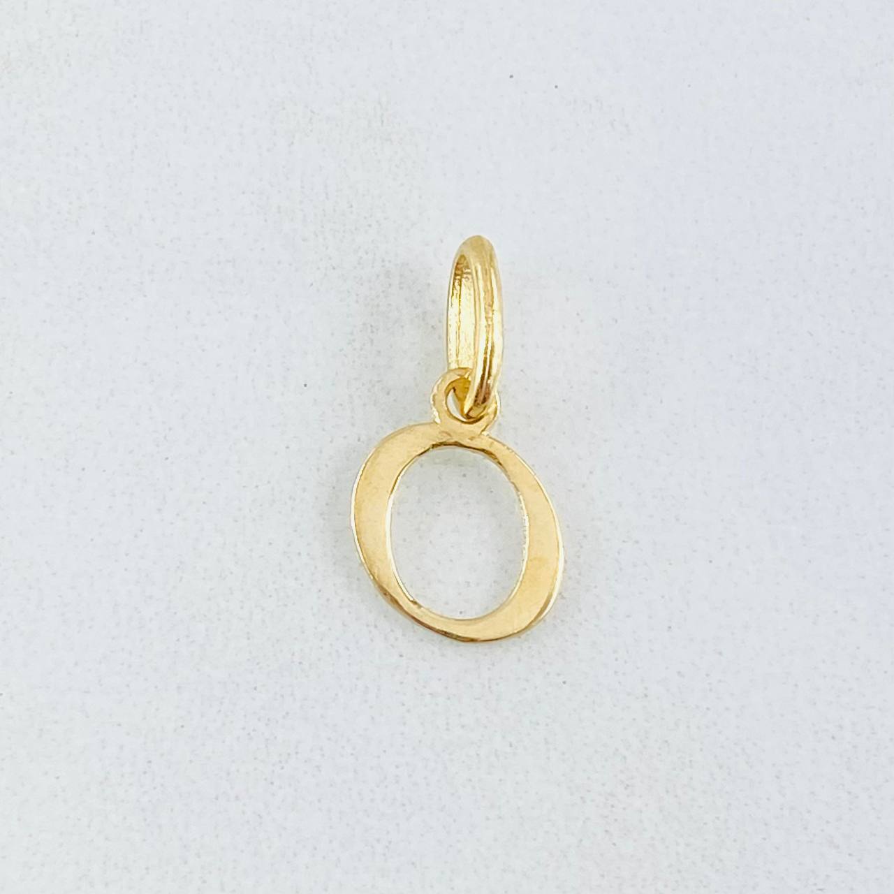 Pendant Letter O Cursive 0.4gr / 3/4 in / 18K Yellow Gold ©