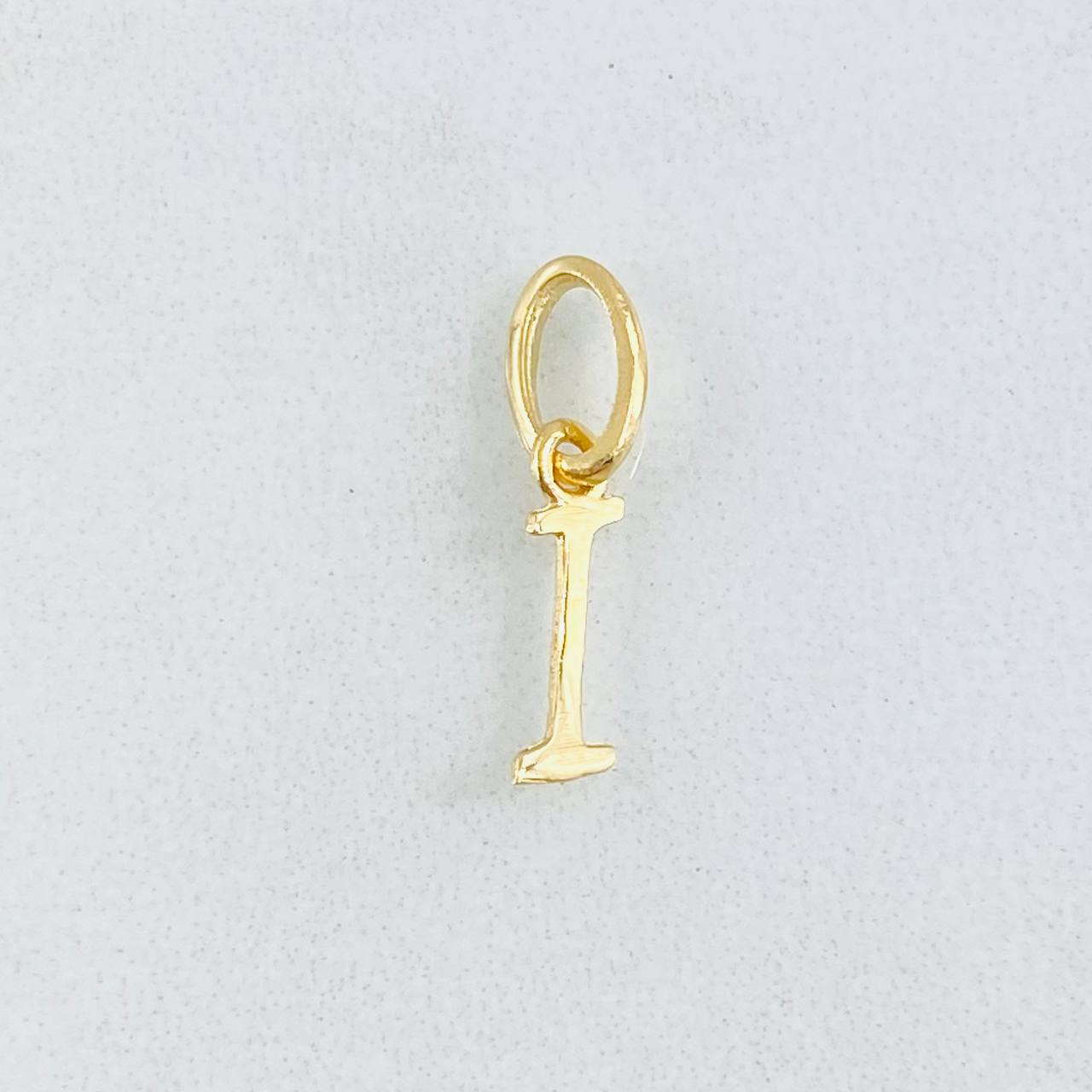 Dije Letra I Cursiva 0.3gr / 3/4 in / Oro Amarillo 18K ©