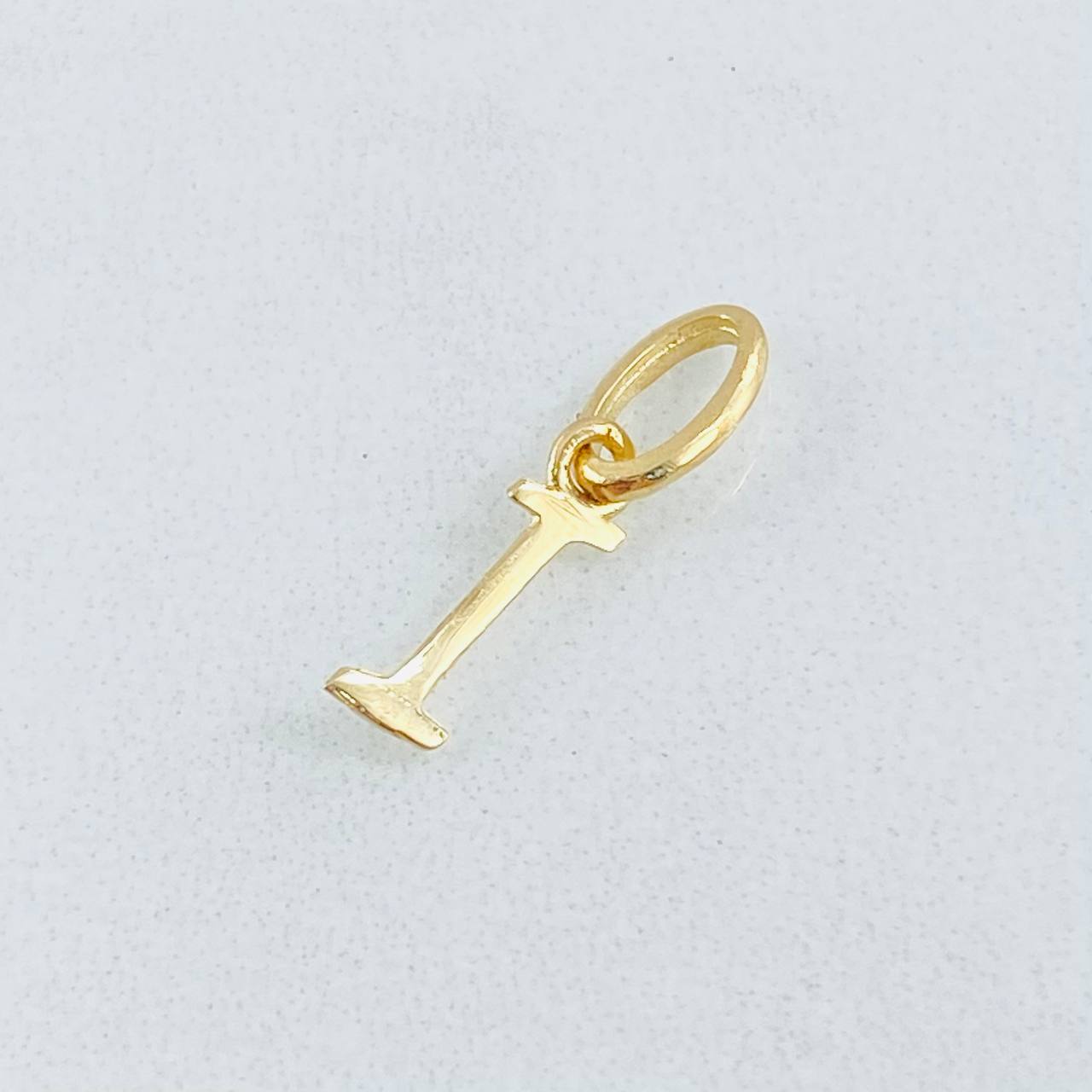 Dije Letra I Cursiva 0.3gr / 3/4 in / Oro Amarillo 18K ©