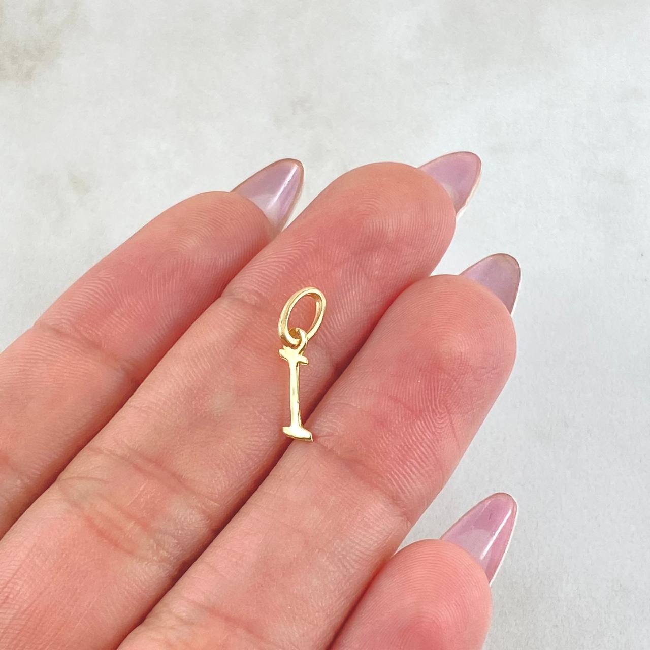 Dije Letra I Cursiva 0.3gr / 3/4 in / Oro Amarillo 18K ©