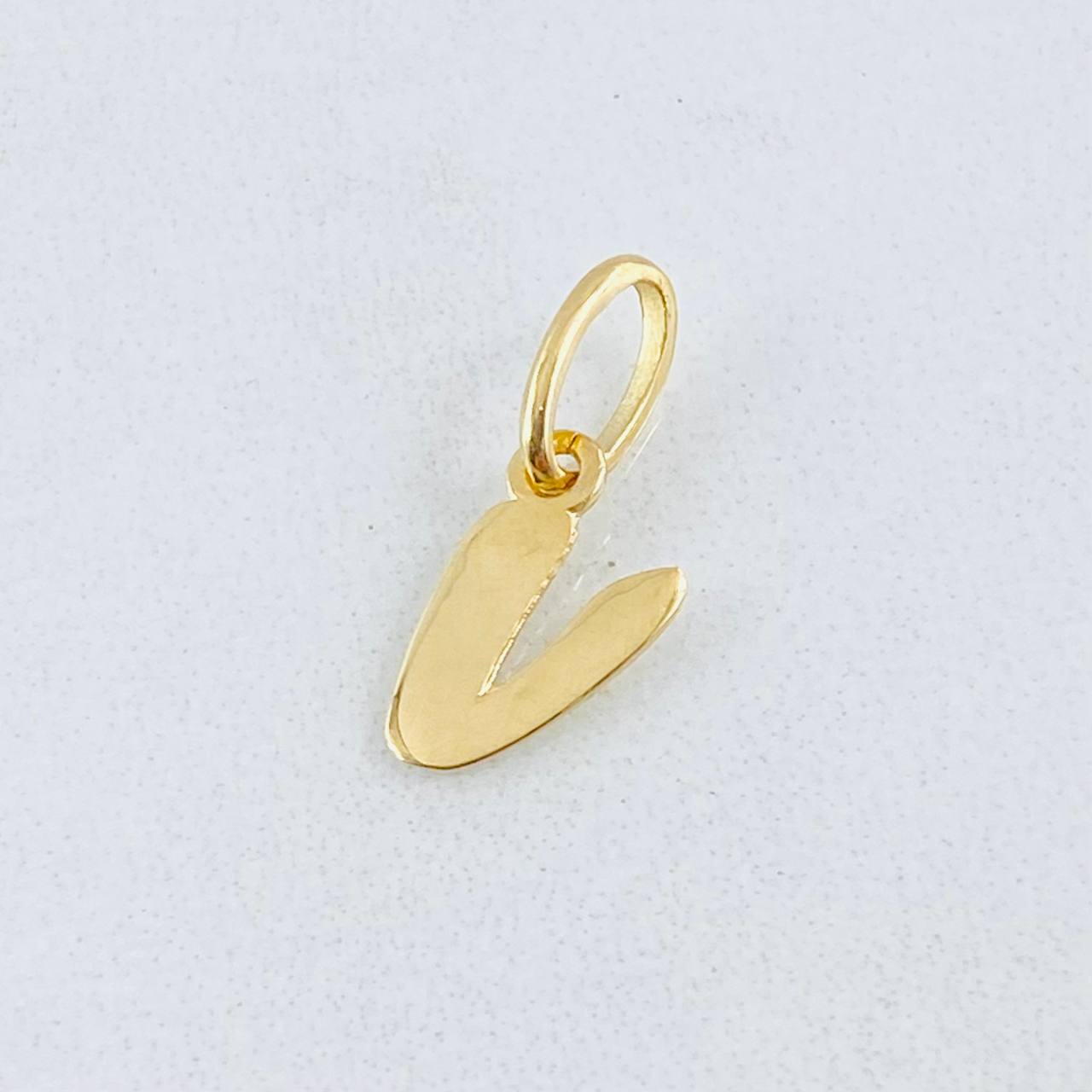 Pendant Letter V Cursive 0.4gr / 3/4 in / 18K Gold ©