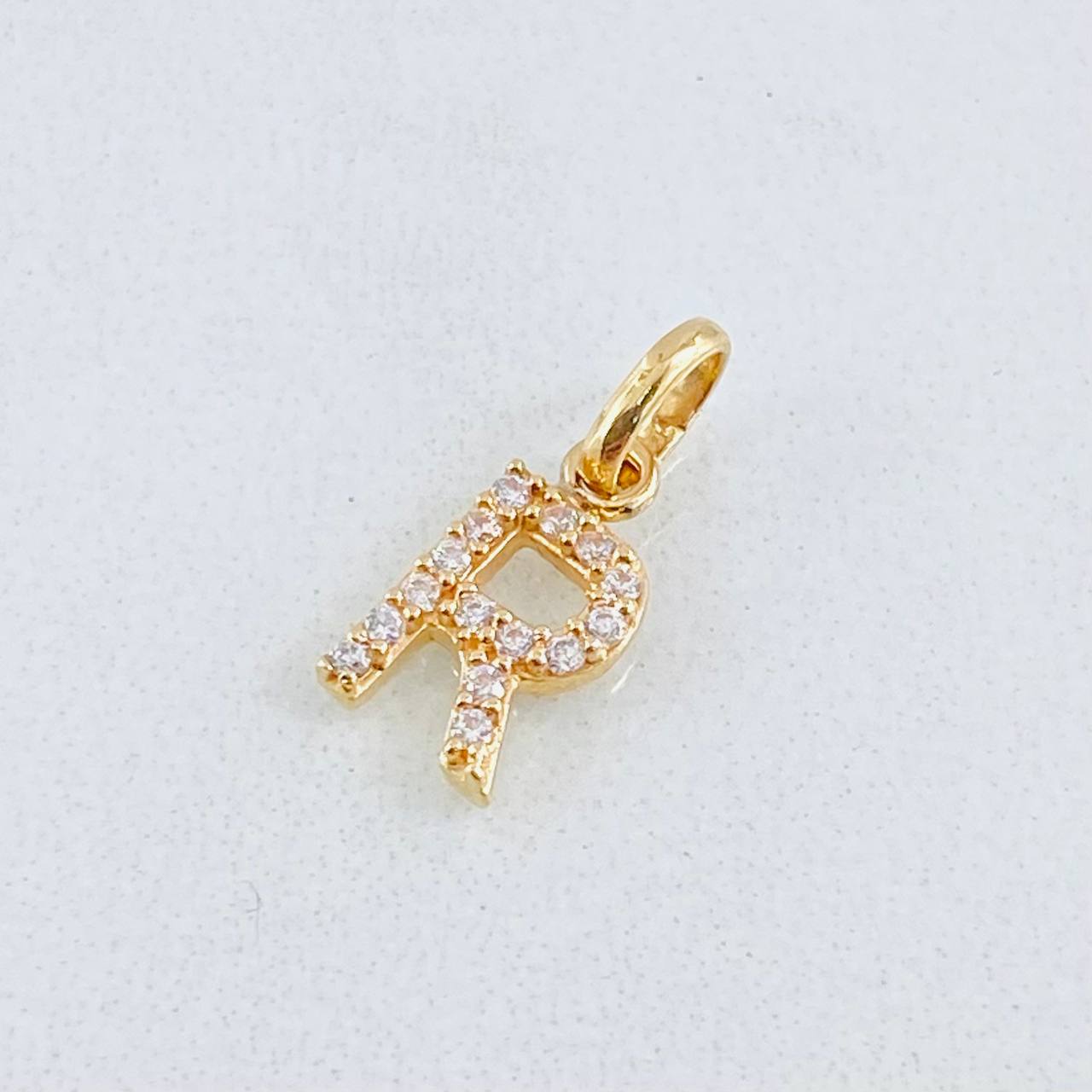 Dije Letra R 0.5gr / 1/2 in / Oro Amarillo 18K *