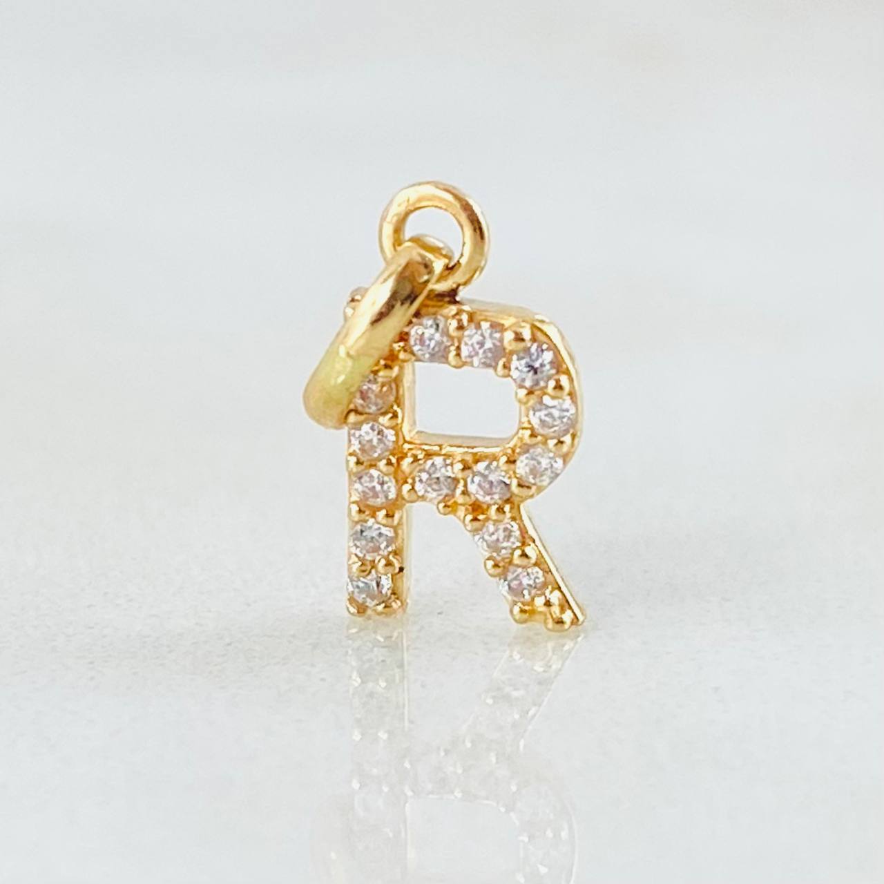 Dije Letra R 0.5gr / 1/2 in / Oro Amarillo 18K *