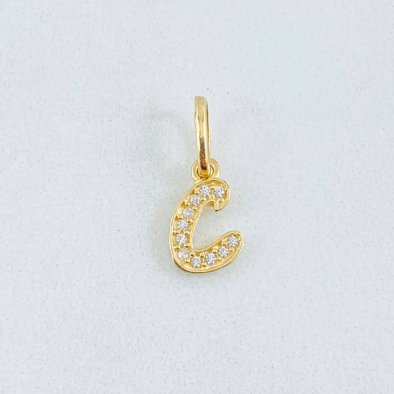 Dije Letra C 0.6gr / 3/4 in / Oro Amarillo 18K *