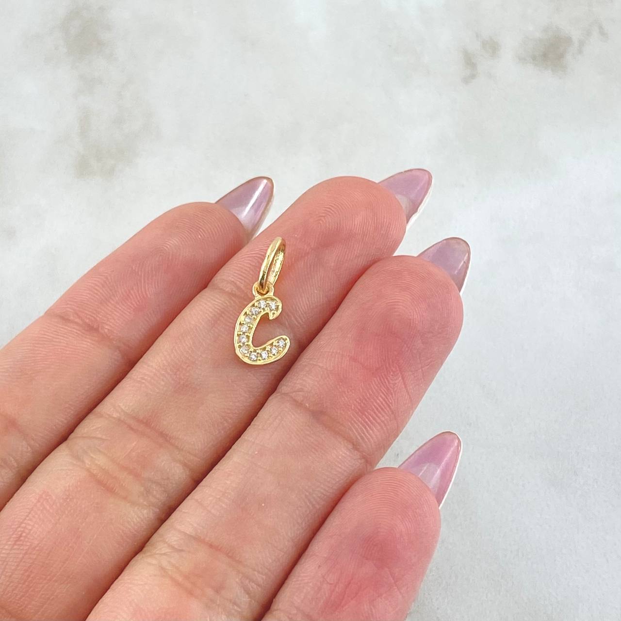 Dije Letra C 0.6gr / 3/4 in / Oro Amarillo 18K *