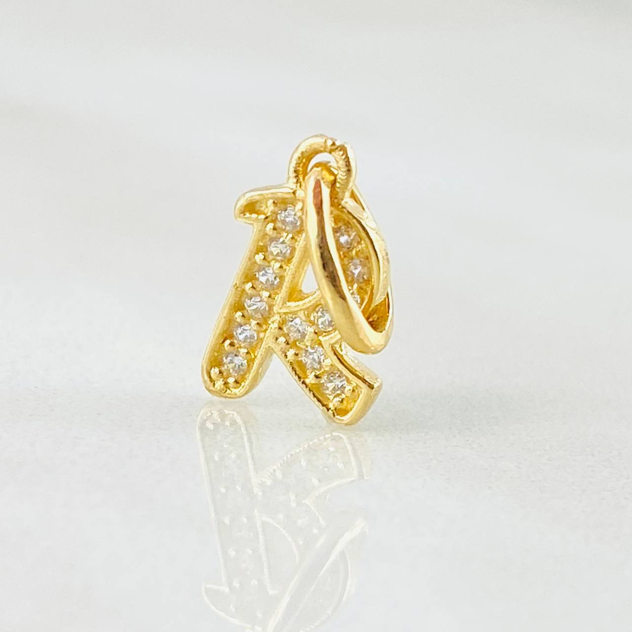 Dije Letra R 0.7gr / 1/2 in / Oro Amarillo 18K
