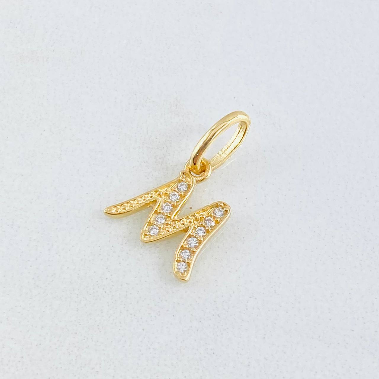 Dije Letra M 0.7gr / 3/4 in / Oro Amarillo 18K *