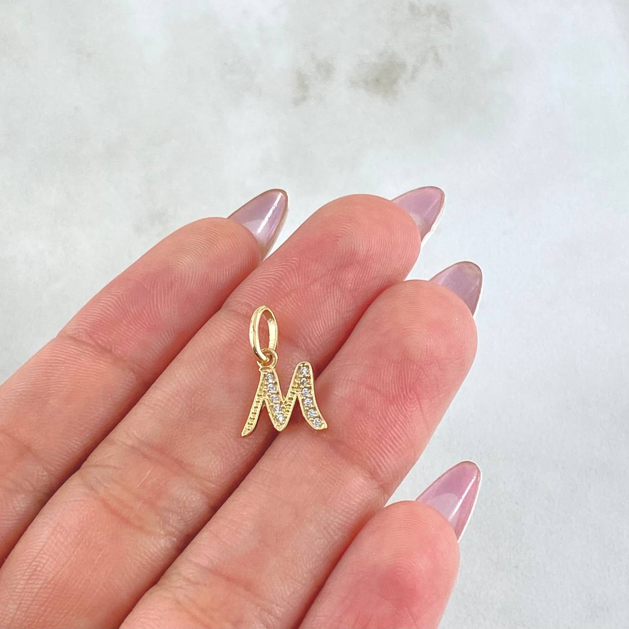Dije Letra M 0.7gr / 3/4 in / Oro Amarillo 18K *