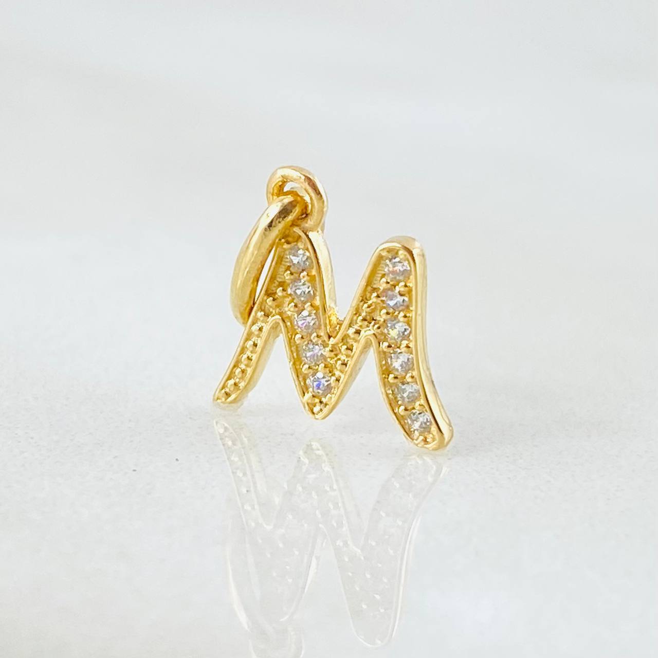 Dije Letra M 0.65gr / 1/2 in / Oro Amarillo 18K