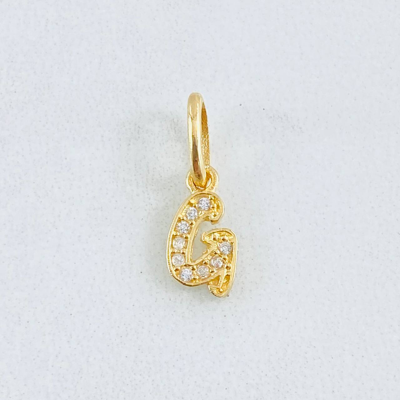 Dije Letra G 0.5gr / 1/2 in / Oro Amarillo 18K