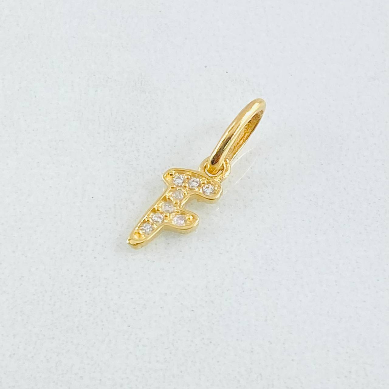 Dije Letra F 0.45gr / 1/2 in / Oro Amarillo 18K