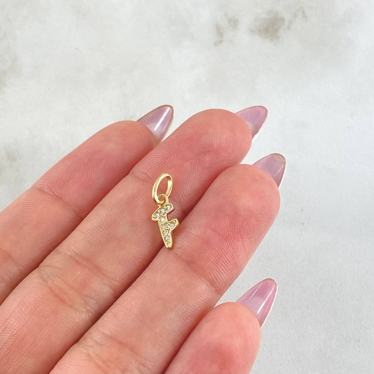 Dije Letra F 0.45gr / 1/2 in / Oro Amarillo 18K