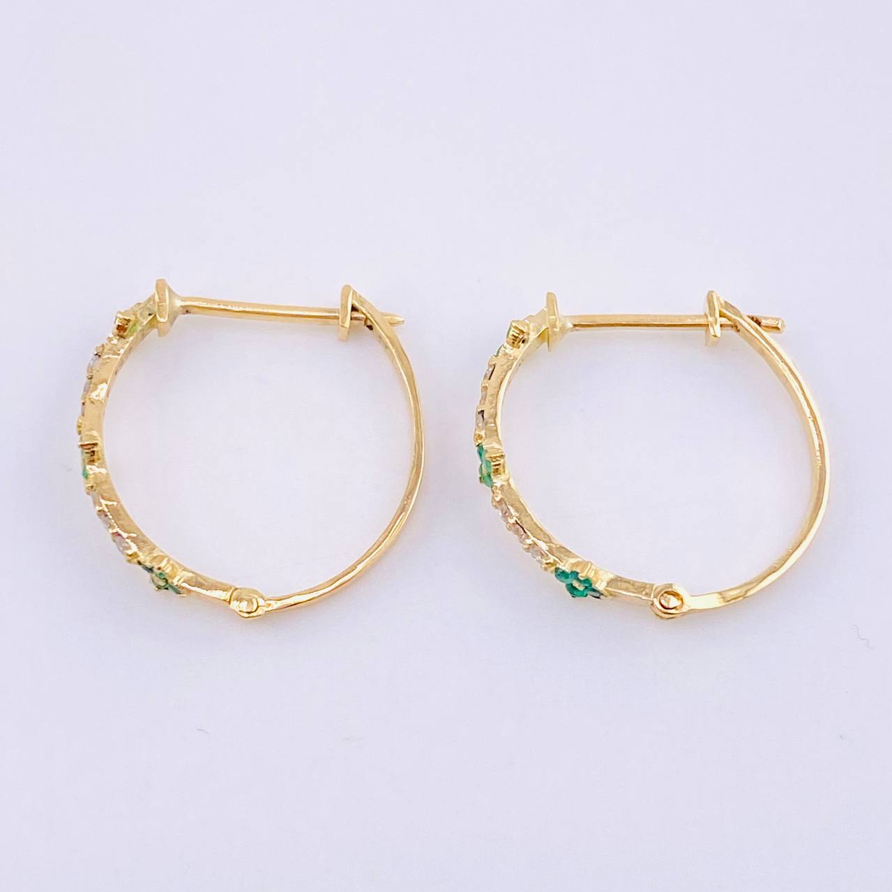 Floral Trio Hoop Earrings Emeralds 25pts Diamonds 12pts 1.95gr / 3/4 in / Yellow Gold 18K *
