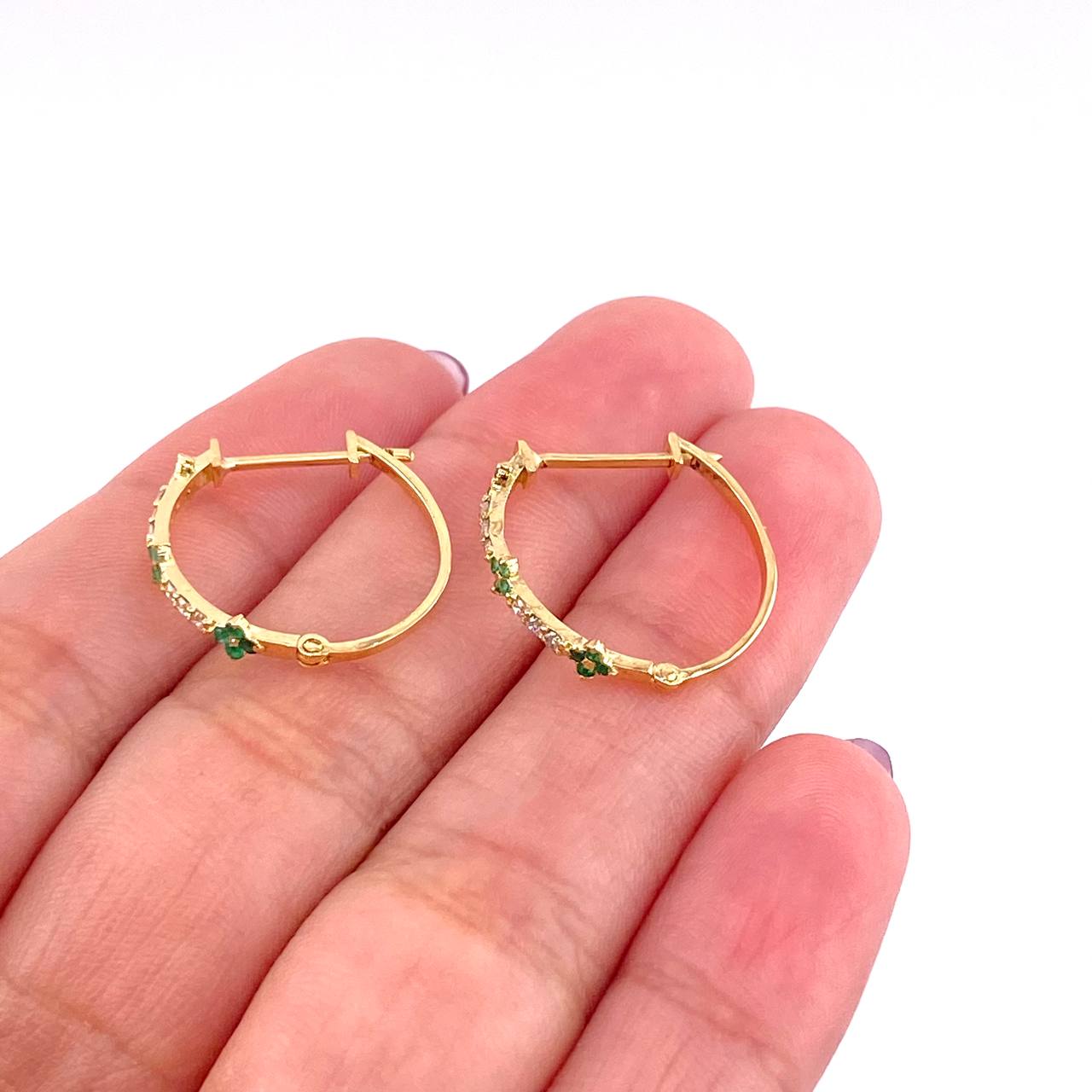 Floral Trio Hoop Earrings Emeralds 25pts Diamonds 12pts 1.95gr / 3/4 in / Yellow Gold 18K *