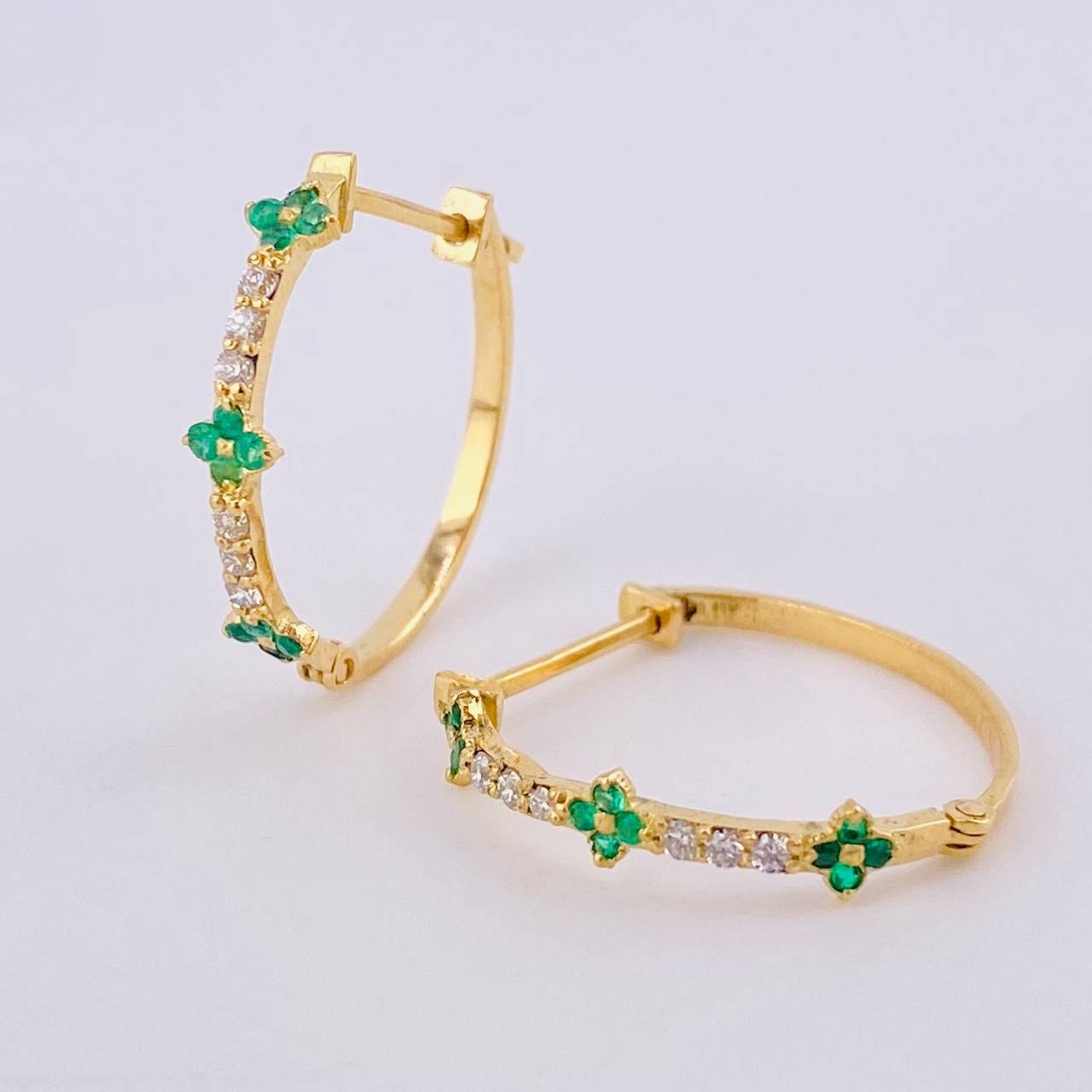 Floral Trio Hoop Earrings Emeralds 25pts Diamonds 12pts 1.95gr / 3/4 in / Yellow Gold 18K *