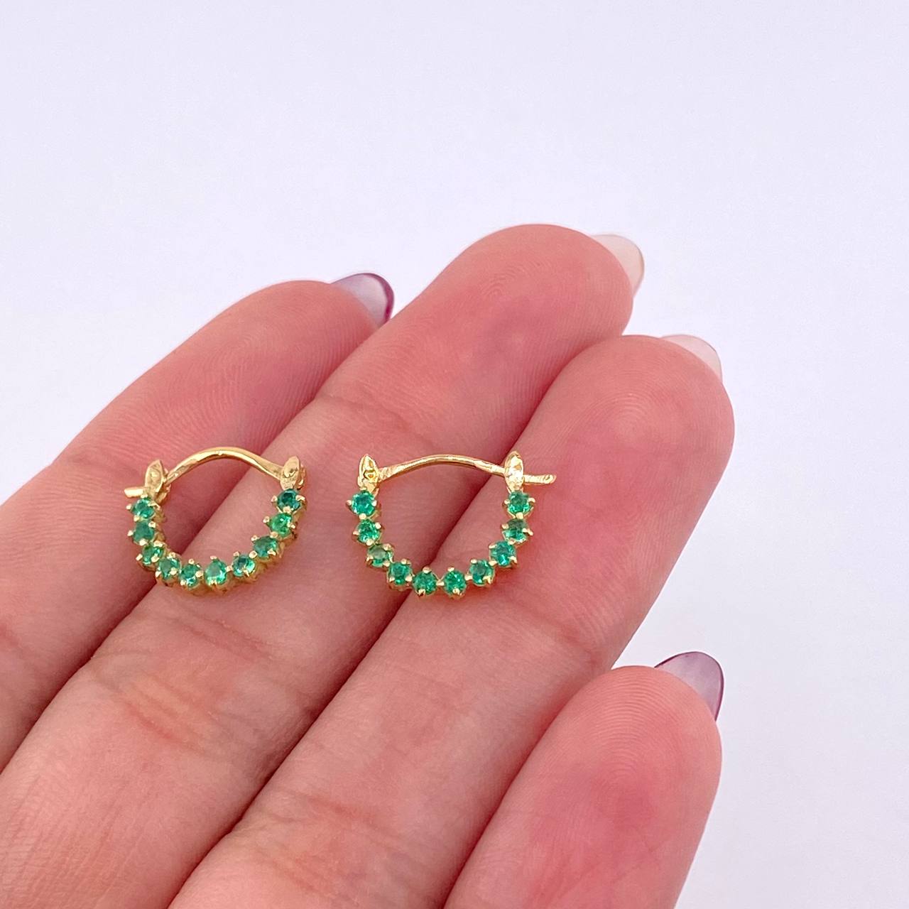 Half Moon Arch Hoop Earrings Emeralds 30pts 1.45gr / 1/2 in / Yellow Gold 18K *
