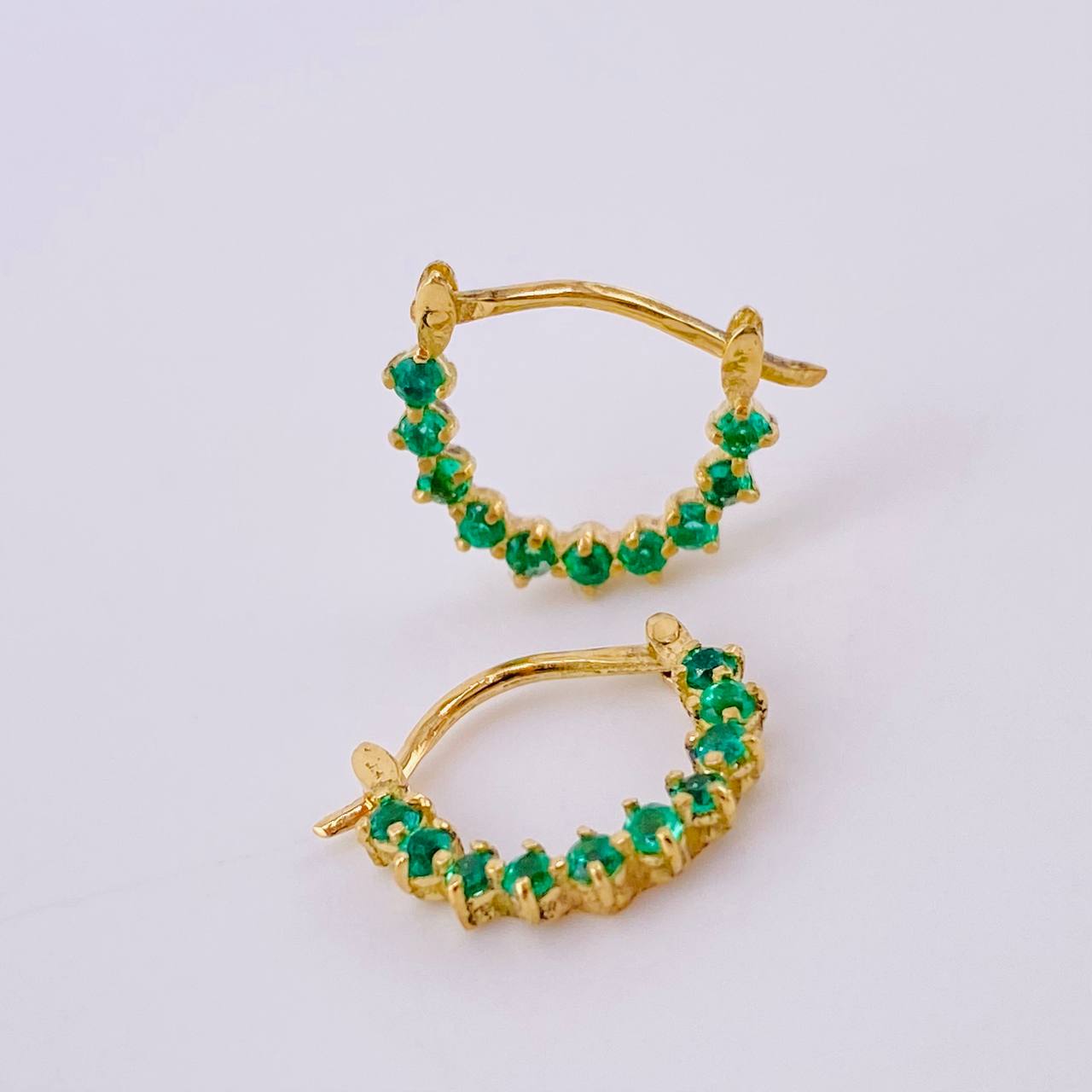 Half Moon Arch Hoop Earrings Emeralds 30pts 1.45gr / 1/2 in / Yellow Gold 18K *