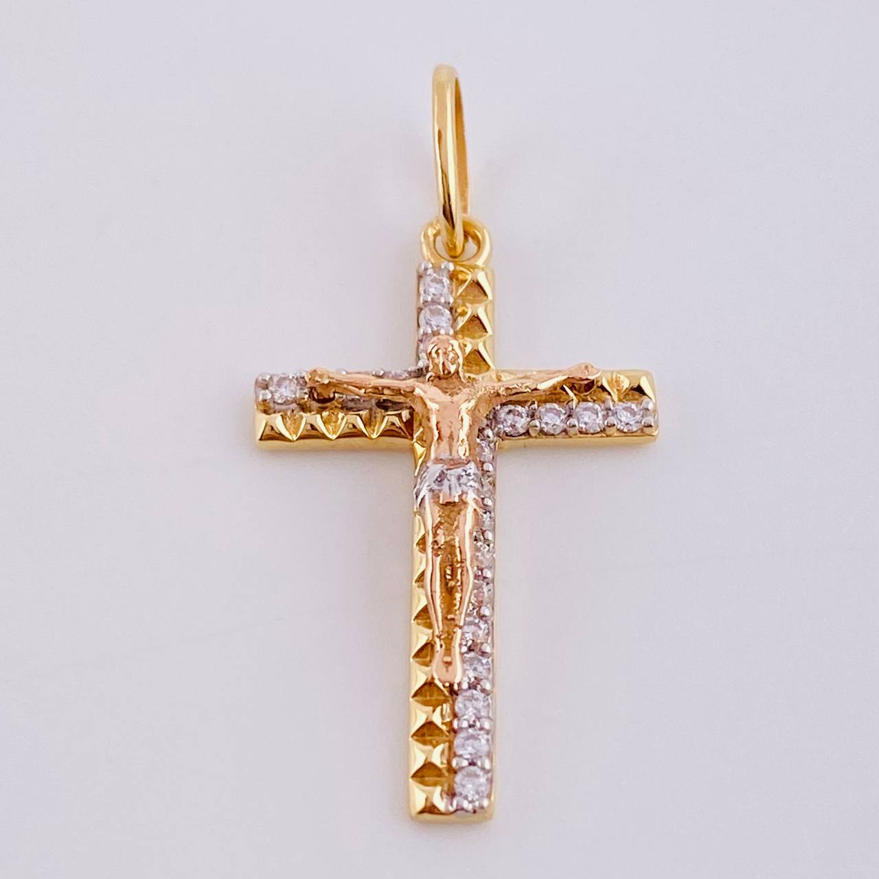 Dije Cruz Diamantado Lateral 1.9gr / 1 1/4 in / Oro Amarillo 18K