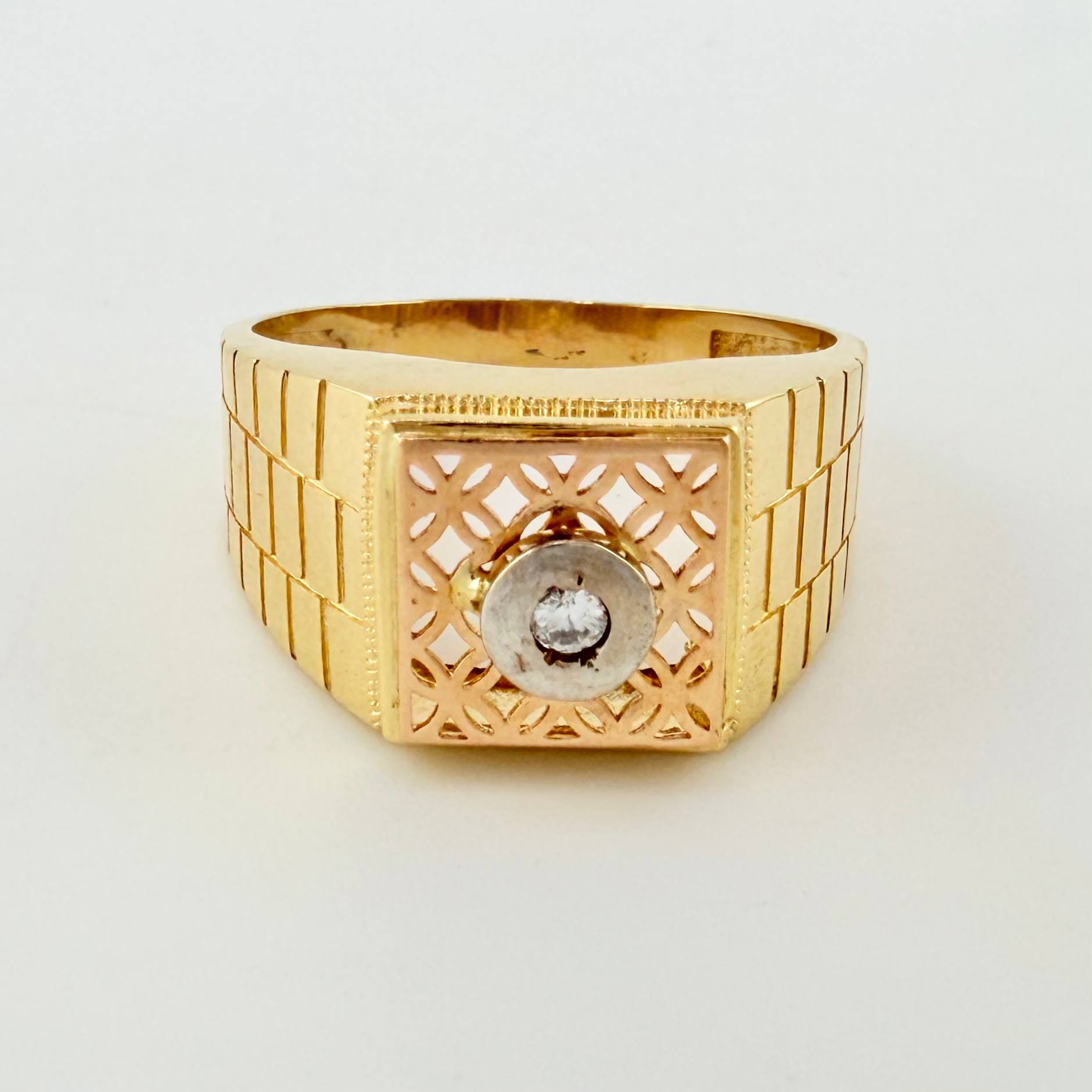 Anillo Sello Incrustado Detallado 6gr / T10 3/4 / Tres Oros 18K *