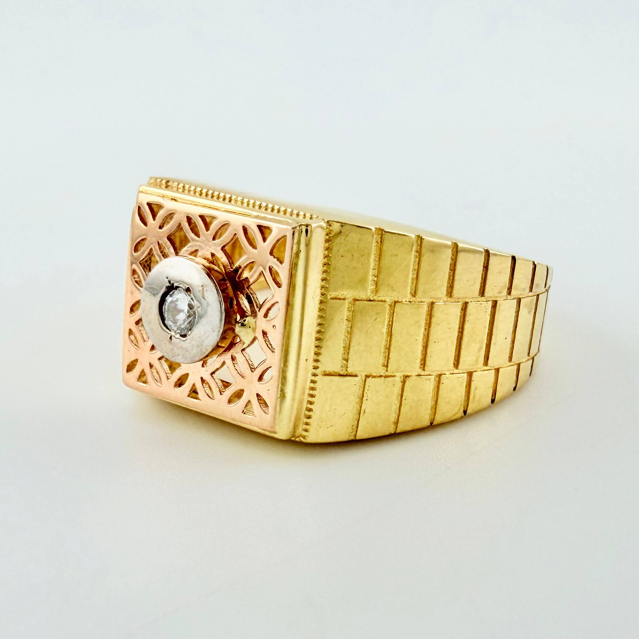 Anillo Sello Incrustado Detallado 6gr / T10 3/4 / Tres Oros 18K *