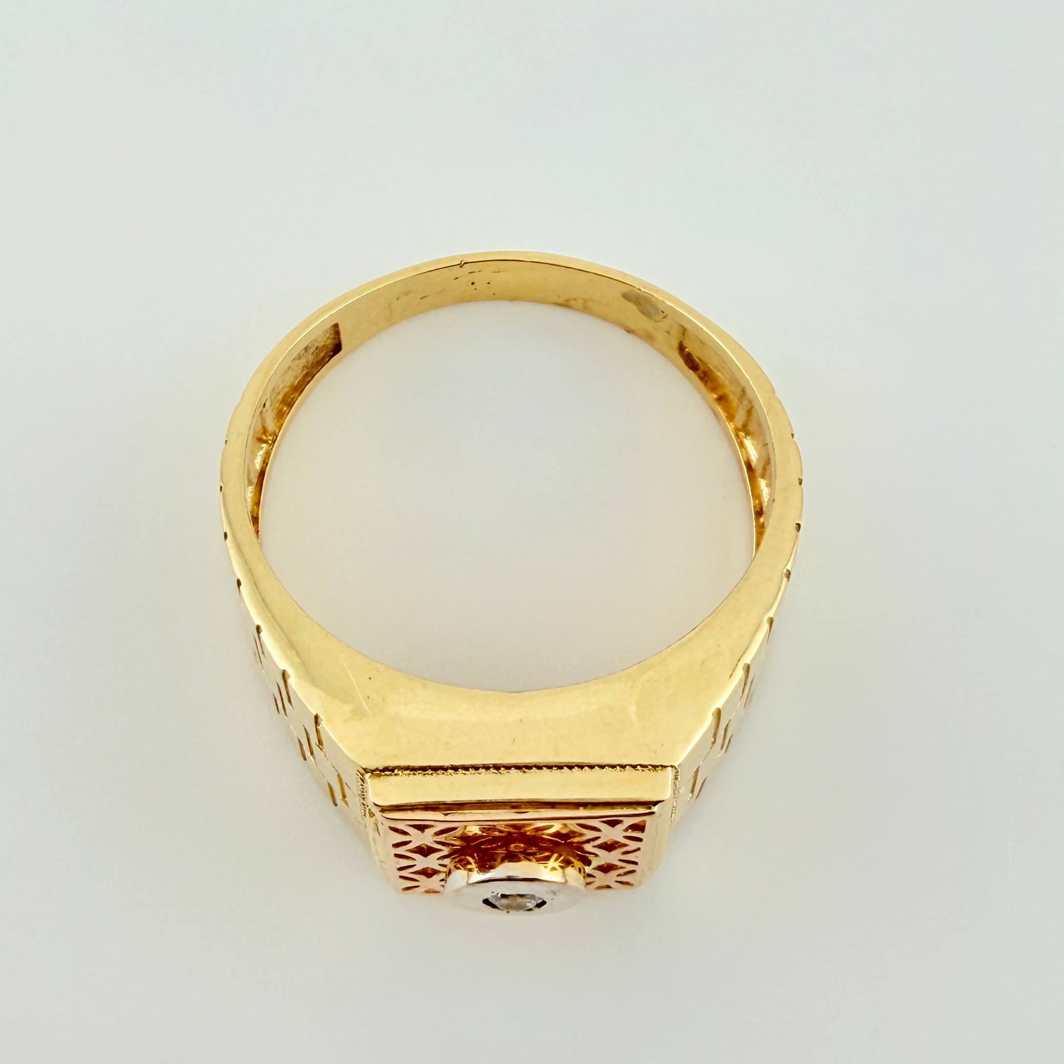 Anillo Sello Incrustado Detallado 6gr / T10 3/4 / Tres Oros 18K *