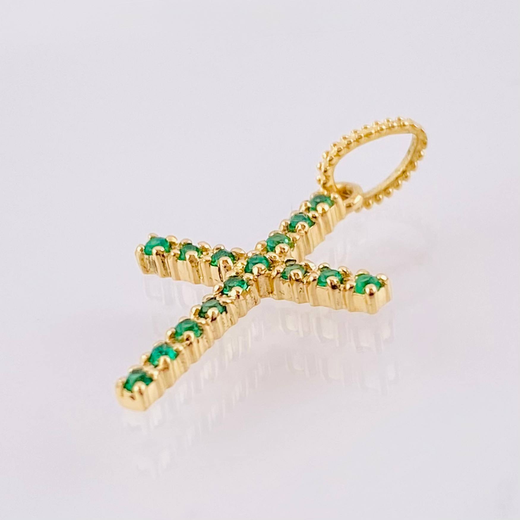Emerald Cross Pendant 11pts 0.9gr / 3/4 in / 18K Yellow Gold ©