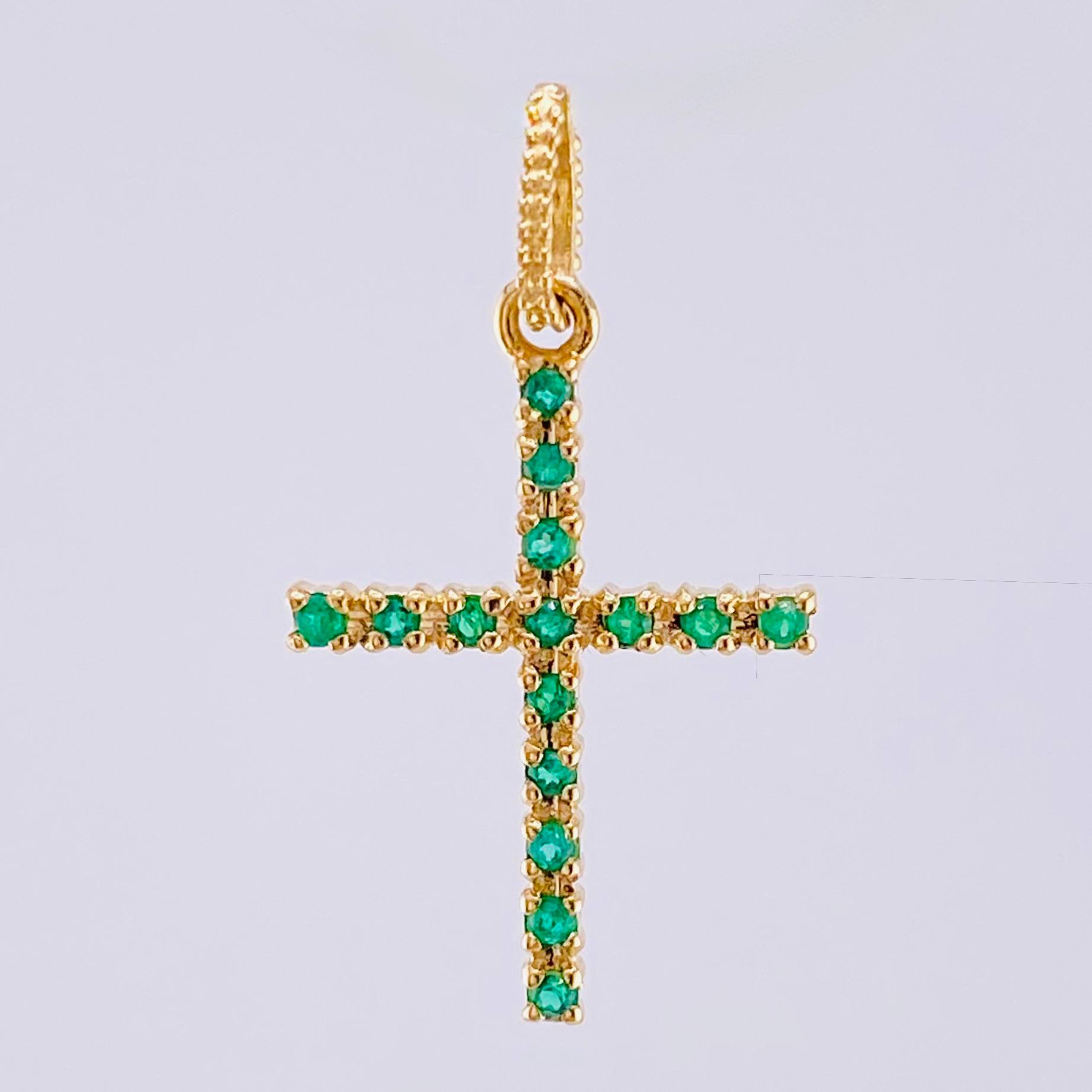 Emerald Cross Pendant 11pts 0.9gr / 3/4 in / 18K Yellow Gold ©