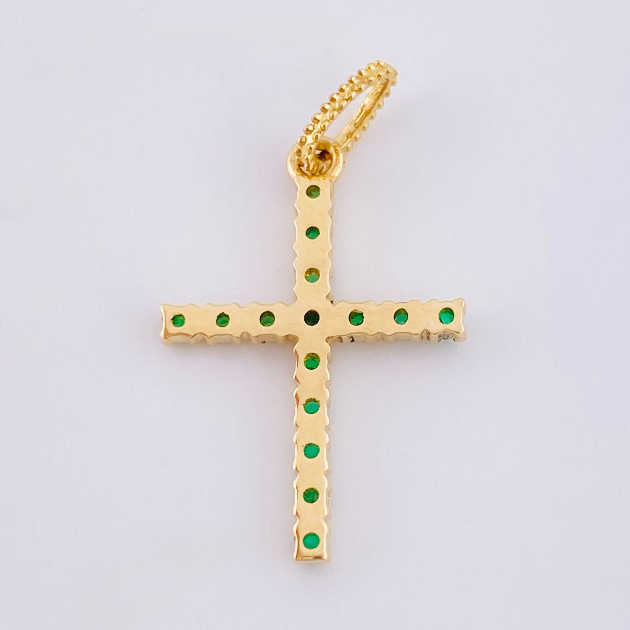 Emerald Cross Pendant 11pts 0.9gr / 3/4 in / 18K Yellow Gold ©