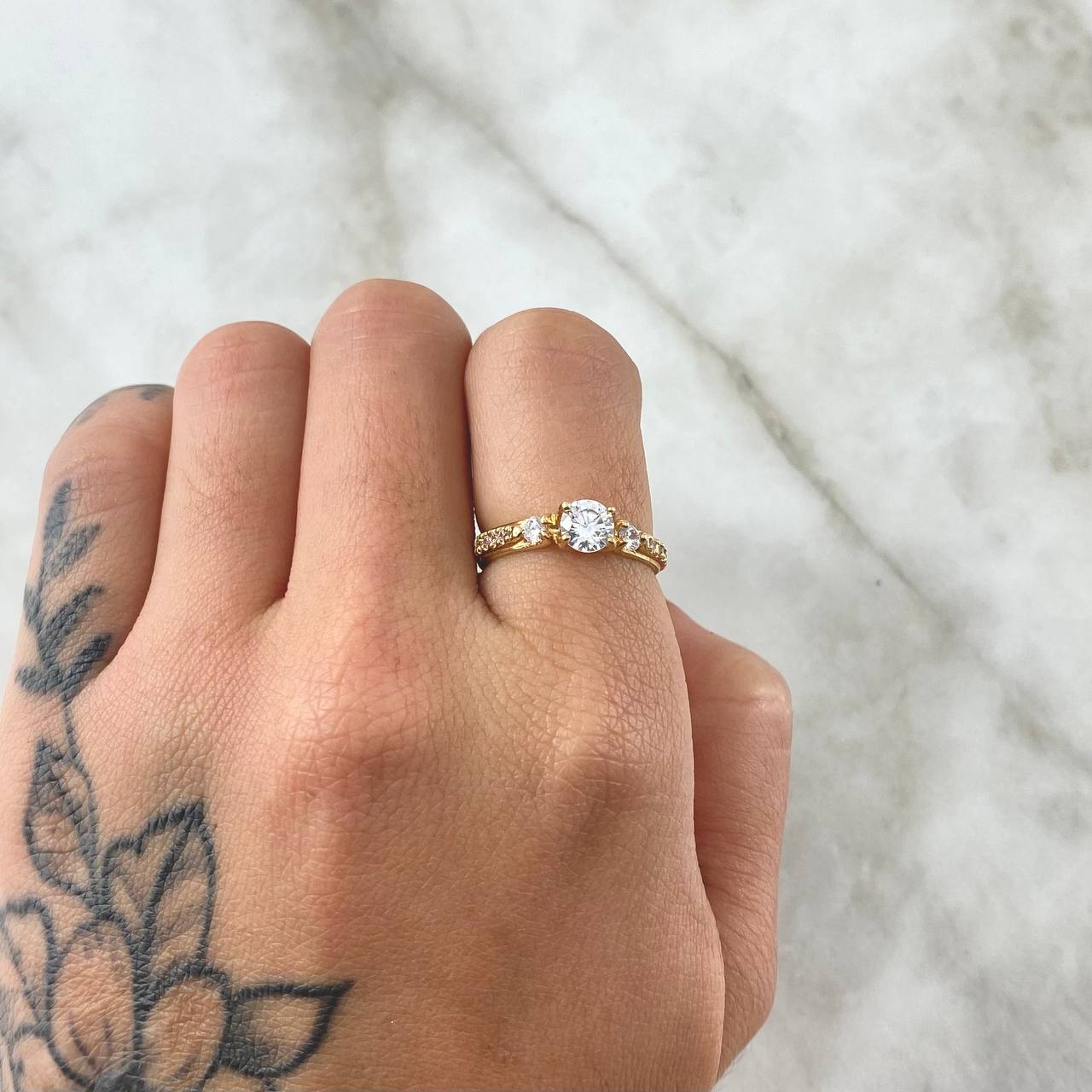 Anillo Solitario Carril Tupido 2.25gr / T5 1/2 / Cricones Blancos Oro Amarillo 18K