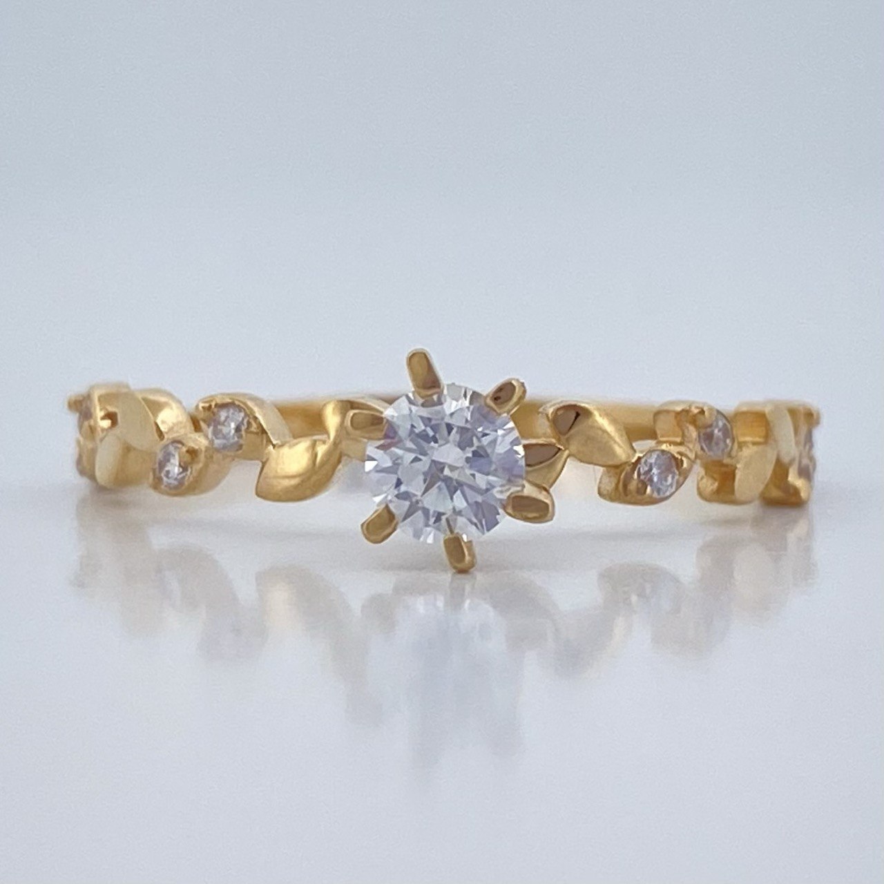 Anillo Solitario Hojas Intercaladas 1.7gr / T7 1/4 / Oro Amarillo 18K &