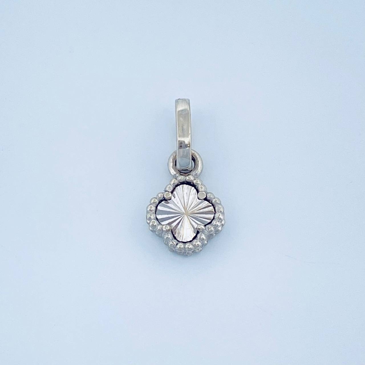 Dije Trebol 0.45gr / 1/2 in / Oro Blanco 18K &