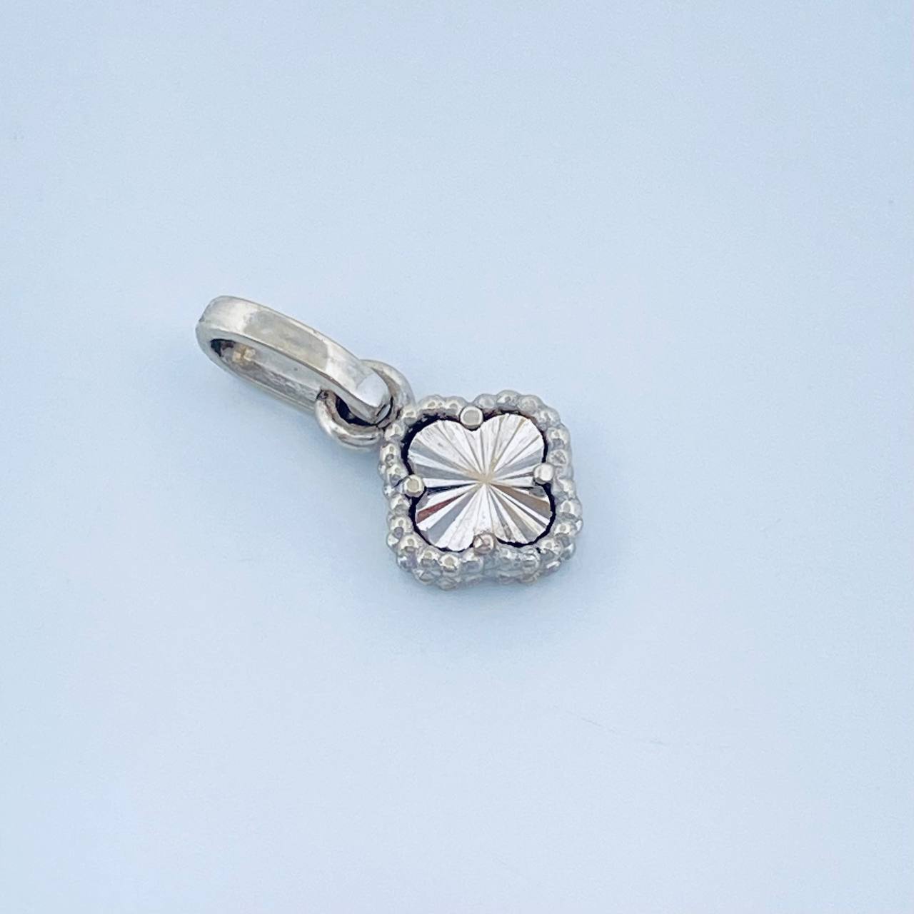 Dije Trebol 0.45gr / 1/2 in / Oro Blanco 18K &