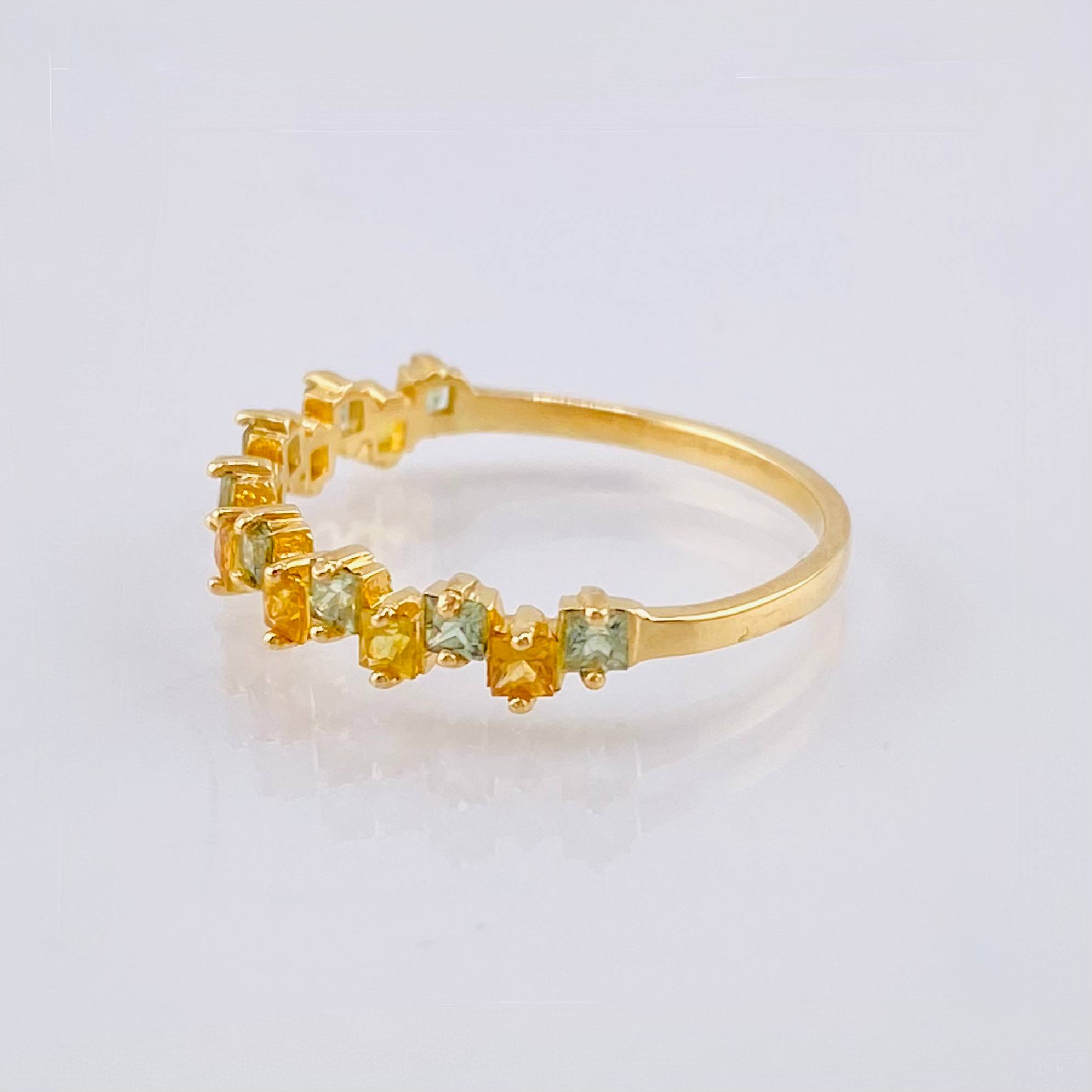 Anillo Zafiros Verdes Amarillos 90pts 1.75gr / T7 1/2 / Oro Amarillo 18K ©