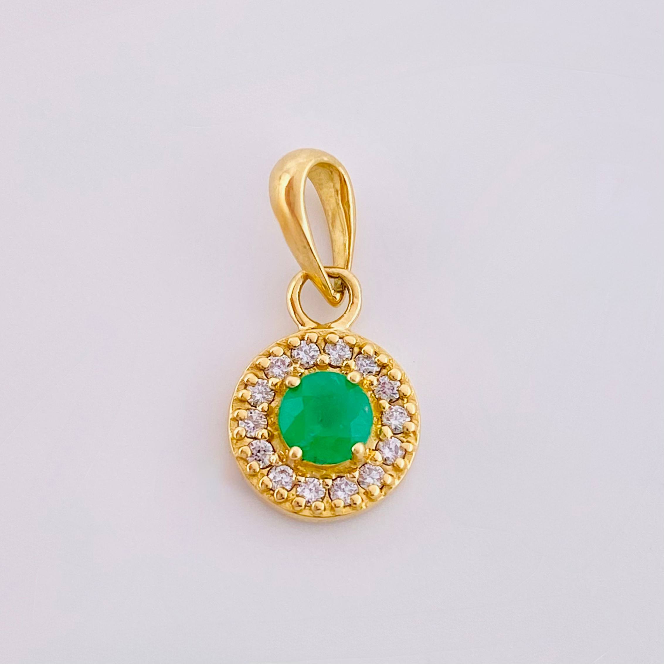 Circular Set Stud Earrings + Pendant Diamonds 37pts Emeralds 84pts 4.2gr / 1/2 in / 8mm 18K Yellow Gold ©