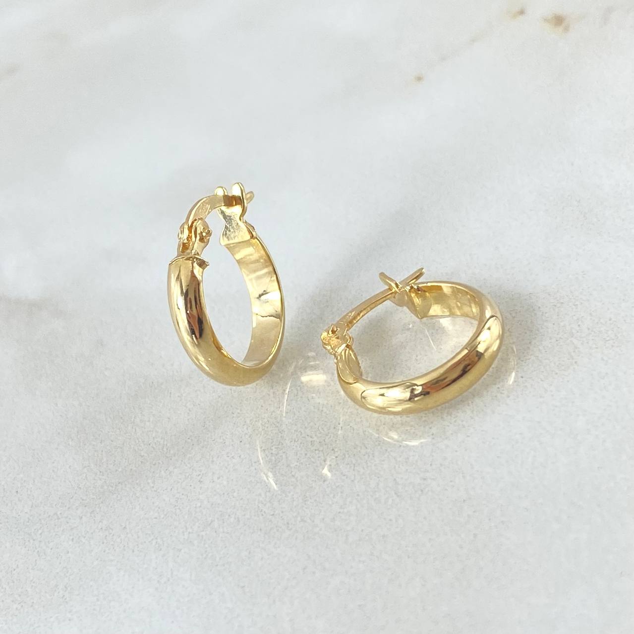 Hoop Earrings Nati 0.95gr / 0.5in / 18K Gold ©