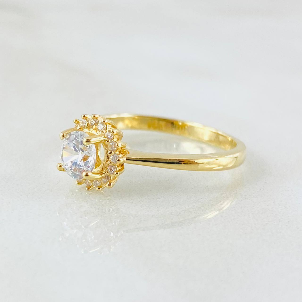 Anillo Halo Flor 2.55gr / T5 1/4 / Oro Amarillo 18K ©