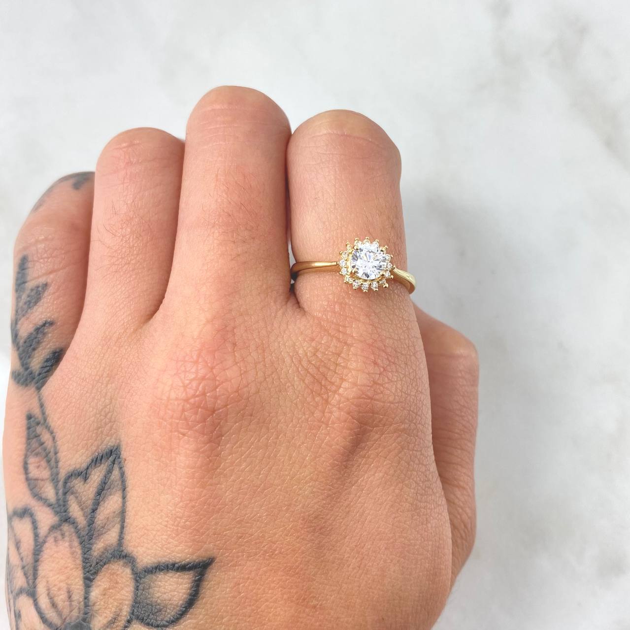 Halo Flower Ring 2.6gr / T6 1/2 / 18K Yellow Gold