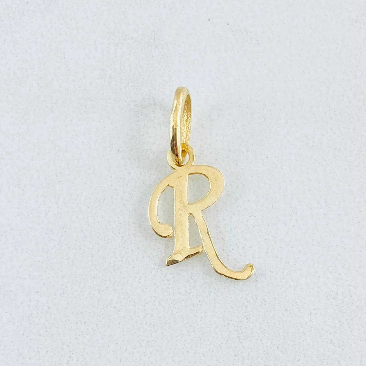 Dije Letra R 0.45gr / 3/4 in / Oro Amarillo 18K