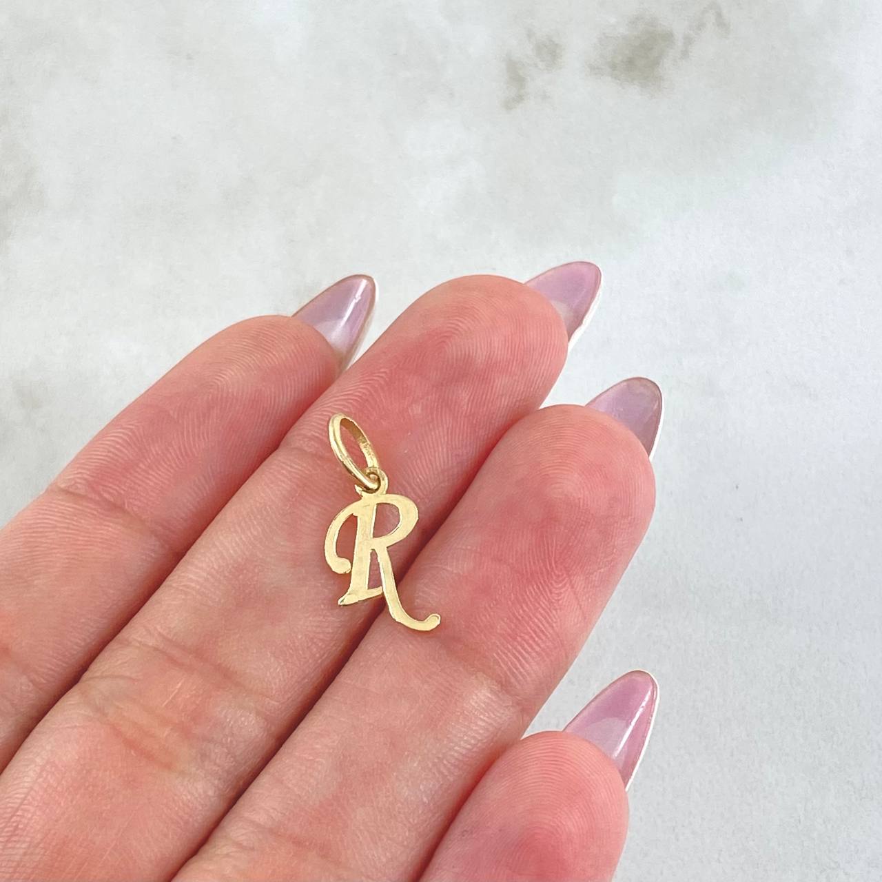 Dije Letra R 0.45gr / 3/4 in / Oro Amarillo 18K
