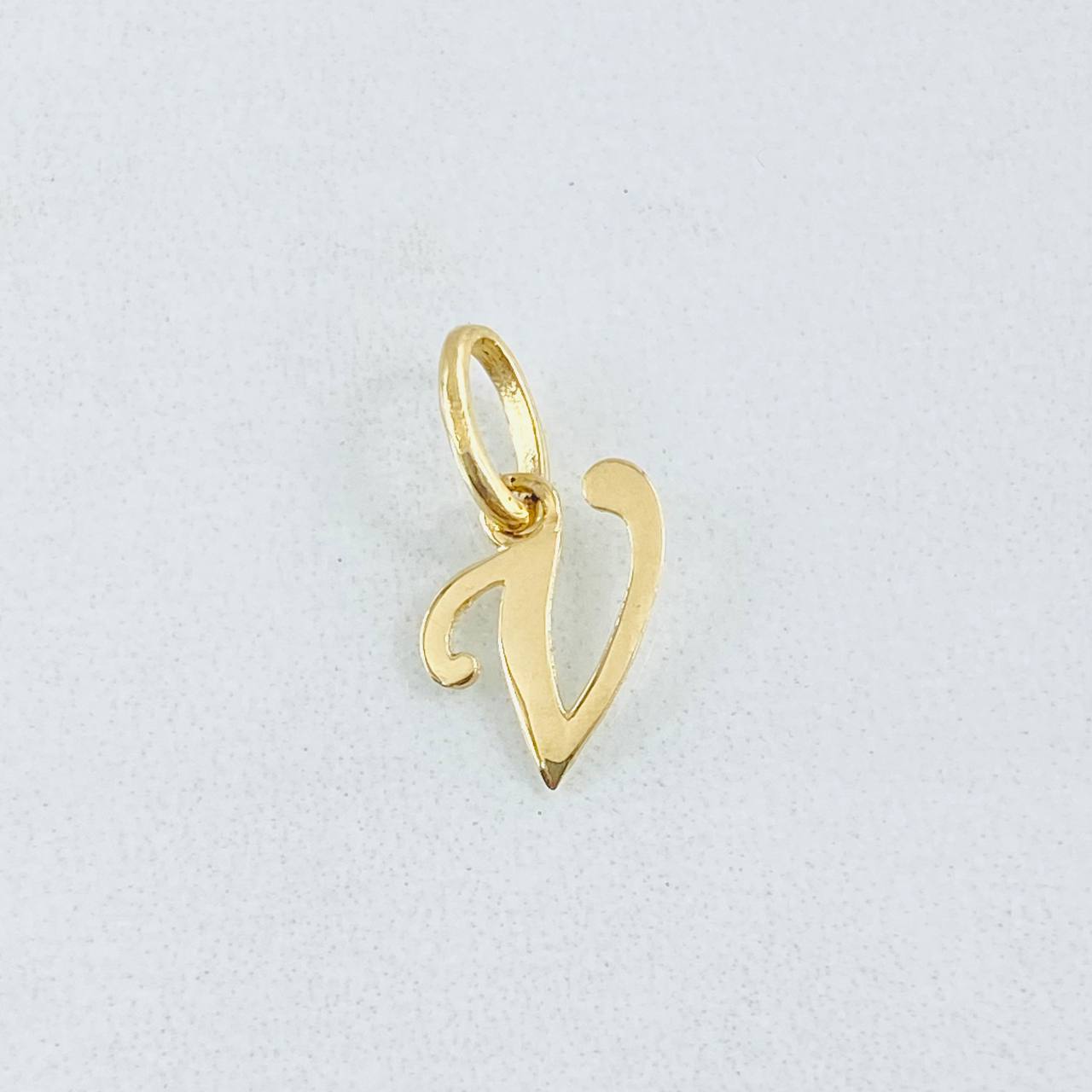 Dije Letra V 0.4gr / 3/4 in / Oro Amarillo 18K