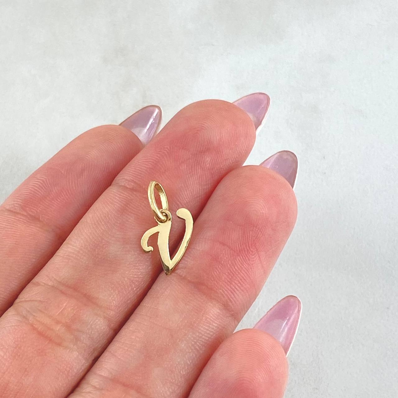 Dije Letra V 0.4gr / 3/4 in / Oro Amarillo 18K