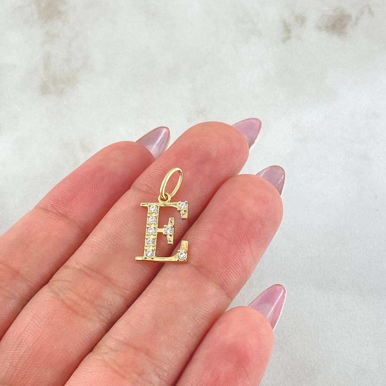 Dije Letra E 0.85gr / 3/4 in / Oro Amarillo 18K