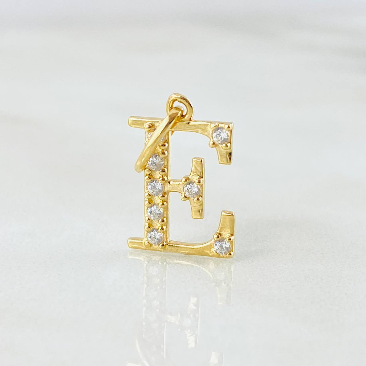 Dije Letra E 0.85gr / 3/4 in / Oro Amarillo 18K