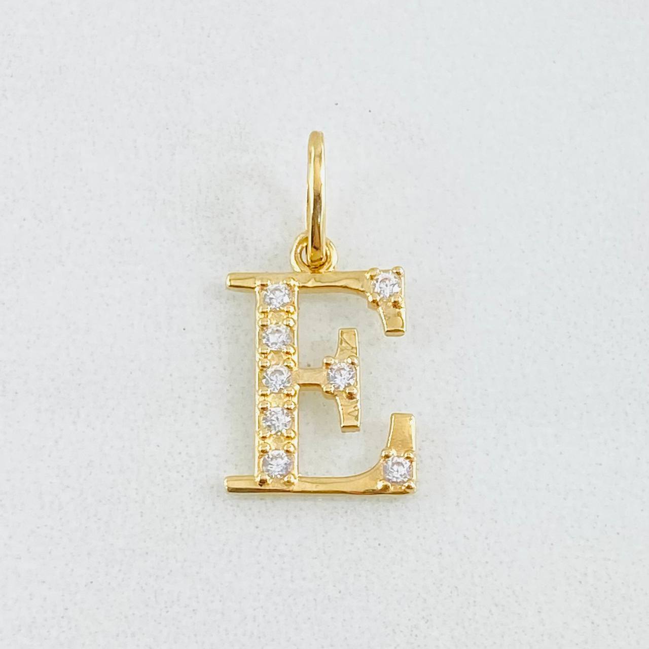 Dije Letra E 0.85gr / 3/4 in / Oro Amarillo 18K